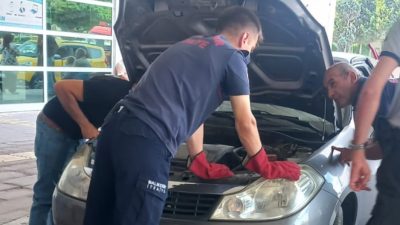 Gönen’de bir aracın motor kısmına giren yılan, paniğe neden oldu.