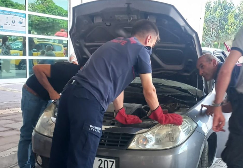 Gönen’de aracın motor bölümünden çıkan yılan paniğe neden oldu Gönen’de bir aracın motor kısmına giren yılan, paniğe neden oldu.