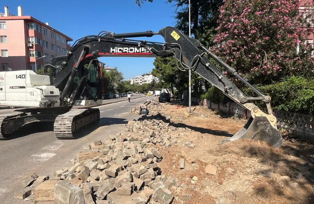 Bandırma’da kaldırım düzenleme çalışmaları başladı Bandırma Belediyesi, kent genelinde yaya ulaşımını kolaylaştırmak ve şehir estetiğini