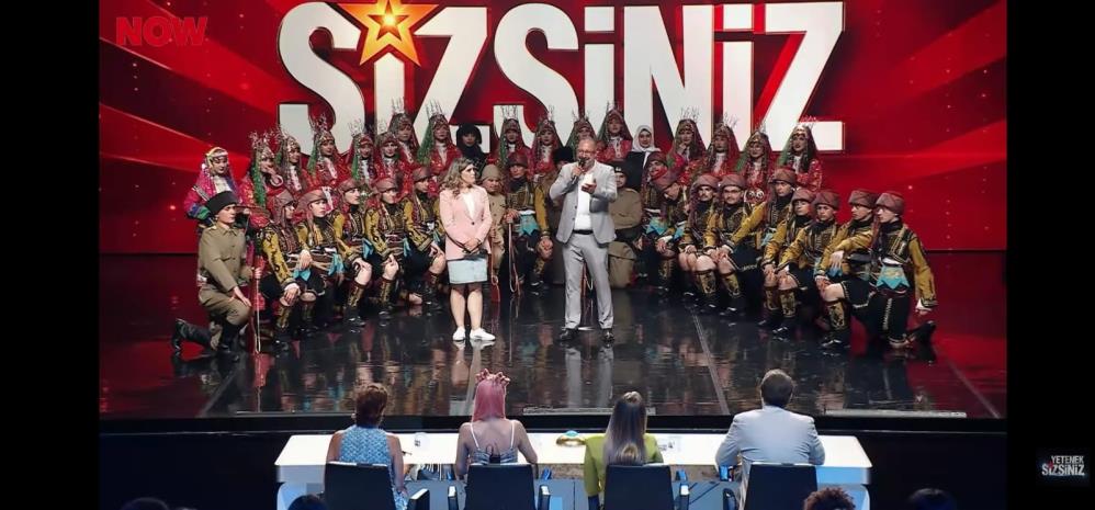 Balıkesirli Ayna Kültür Sanat ekibinin liseli gençlerden oluşturduğu folklor ekibi