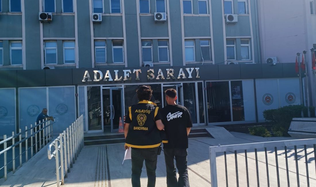 Bandırma’da eş zamanlı operasyon: 17 şüpheli yakalandı Bandırma İlçe Emniyet Müdürlüğü ekipleri, bir günde düzenlediği operasyonlarda çeşitli