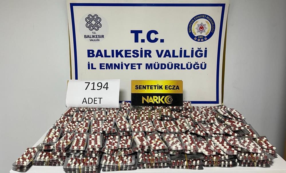 Ayvalık’ta 7 bin 194 adet sentetik hap ele geçirildi Ayvalık’ta polis ekiplerince düzenlenen uyuşturucu operasyonunda 7 bin 194 adet