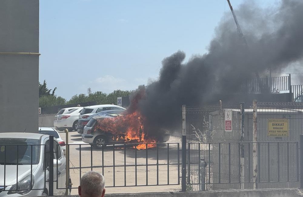 Bandırma  hastane otoparkında park halinde bulunan otomobil alev aldı. İtfaiye