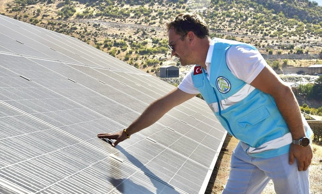 Dursunbey Belediyesi’nin GES geliri 40 milyon liraya dayandı Dursunbey Belediyesi’nin güneş enerji santralleri 2025’in ilk yarısında 7,5 milyon