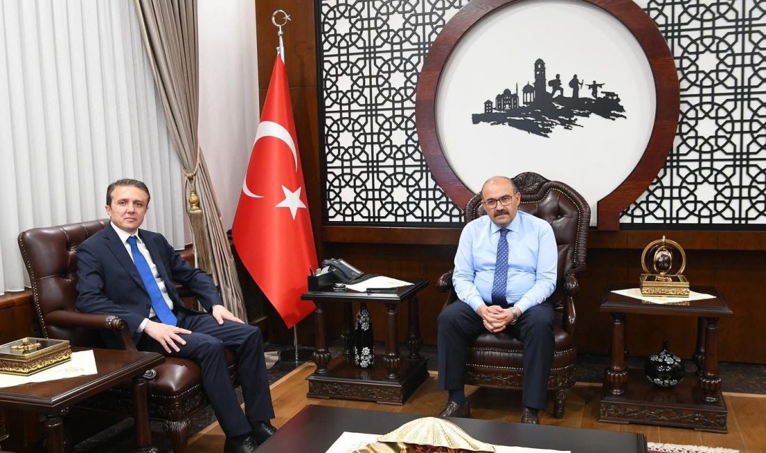 Demirdaş yeni görev öncesi Ustaoğlu’na veda etti Görev yeri değişen Bandırma Cumhuriyet Başsavcısı Cüneyt Demirdaş, Balıkesir Valisi
