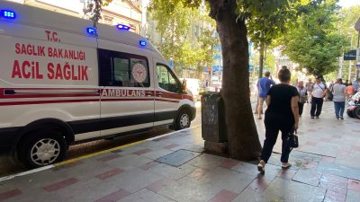 Bandırma İsmet İnönü Caddesi’nde bozuk parke taşlarına takılarak düşen yaşlı