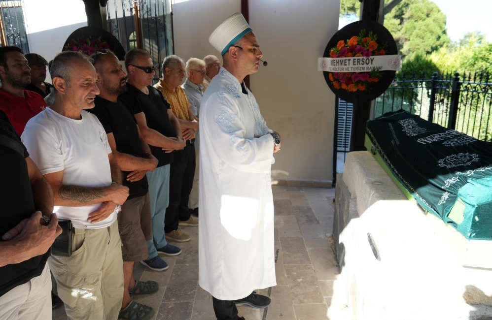 Kurtlar Vadisi dizisinin ‘Kibritçi Cevat’ı Şekip Taşpınar son yolculuğuna uğurlandı Devlet Tiyatroları’nın emekli sanatçılarından Kurtlar Vadisi’nin ‘Kibritçi Cevat’ı M. Şekip