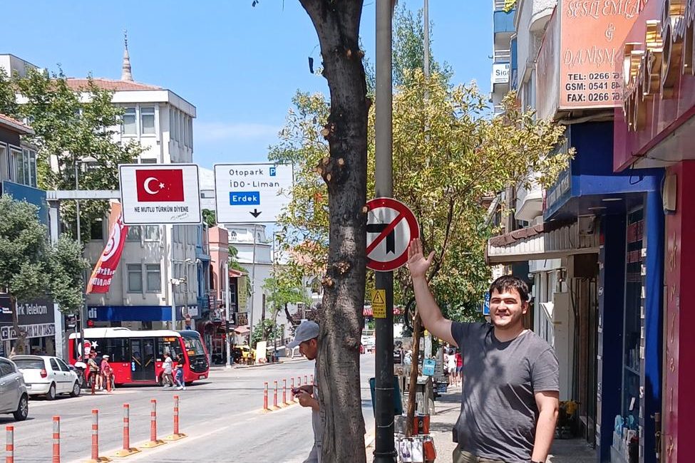 AĞAÇLAR BAKIMA ALINDI Erdem ÖZCAN Atatürk Caddesi 25 nolu işyeri önünde bulunan ve