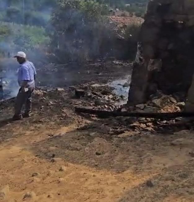 Sındırgı’da tutuşan saman balyaları kısa sürede küle dönerken, ormana yönelen
