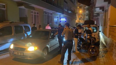 Gönen’de, İlçe Emniyet Müdürlüğü ekipleri çevreye rahatsızlık veren sürücülere yönelik