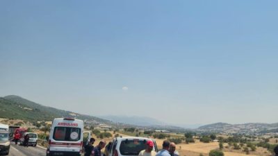 Bigadiç’te traktör ile otomobilin çarpışması sonucu, otomobilde bulunan 5 kişi