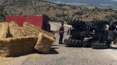 Gönen’de saman yüklü traktörün devrilmesi sonucu yol bir süre ulaşıma