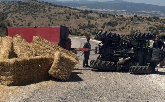 Gönen’de saman yüklü traktörün devrilmesi sonucu yol bir süre ulaşıma