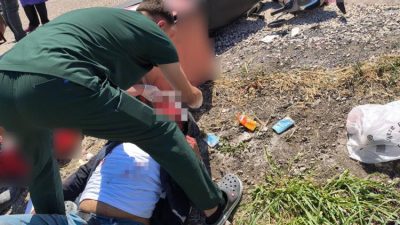 Gönen’de mıcırlı yolda motosikletin kontrolden çıkması sonucu 2 kişi yaralandı.