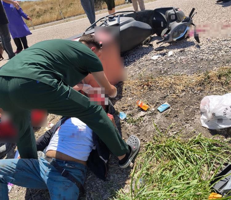 Gönen’de motosiklet kazası: 2 kişi yaralandı Gönen’de mıcırlı yolda motosikletin kontrolden çıkması sonucu 2 kişi yaralandı.