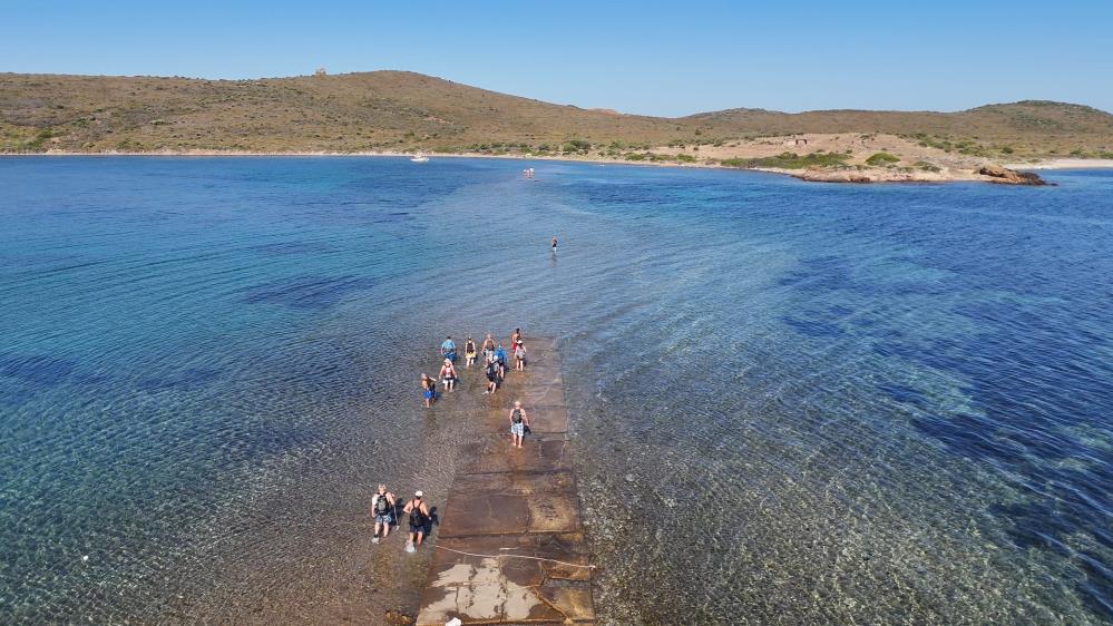 Cunda Adası’ndan Maden Adası’na deniz içinden yürüyerek geçilen ender bir