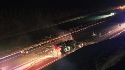 Balıkesir’de İzmir-İstanbul otoyolunda devrilen tır yandı. Yanan tırdan sıçrayan alevler