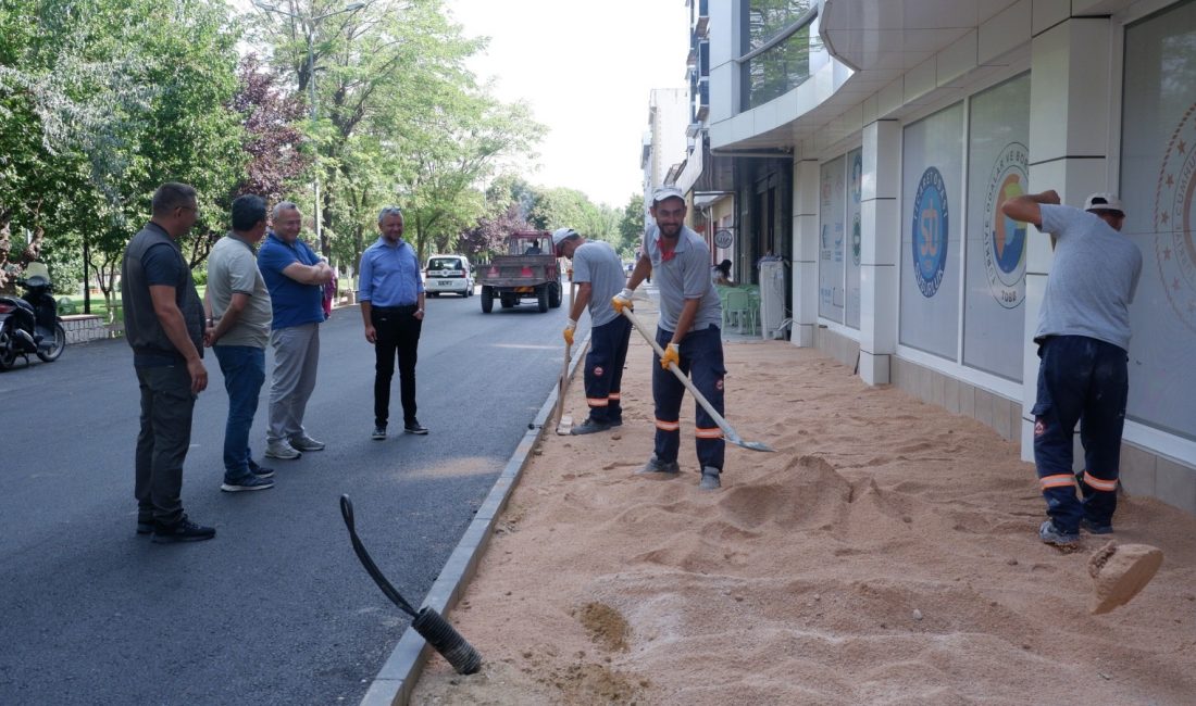 Susurluk’un işlek caddesinde yaya yolları yenileniyor Susurluk Belediyesi, asfaltlama çalışmalarının ardından Şehit Fikret Caddesi’nde kaldırım betonlama