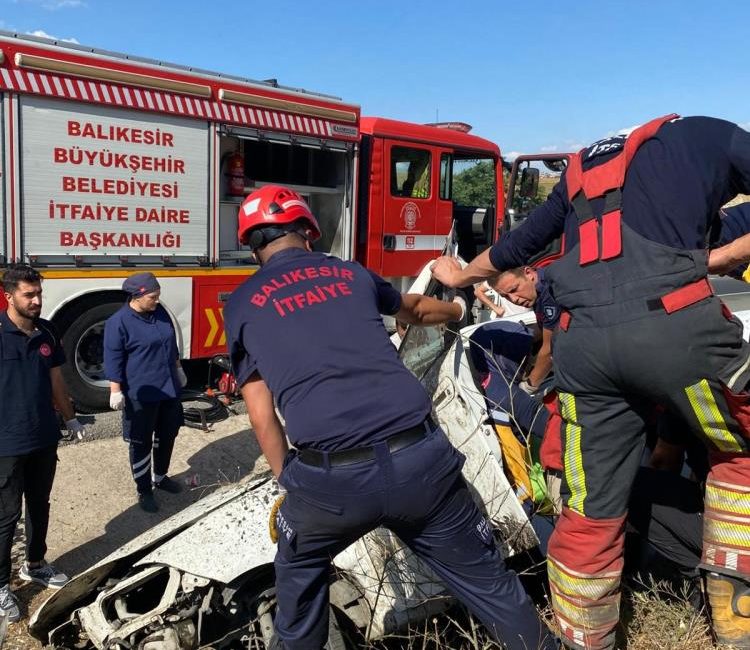 Edremit kara yolu Çağdaşkent mevkiinde meydana gelen trafik kazasında direksiyon