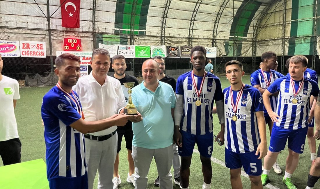 Gönen’de kupayı Bandırmaspor kaldırdı Gönen’de düzenlenen futbol turnuvası renkli ve çekişmeli maçların ardından sona