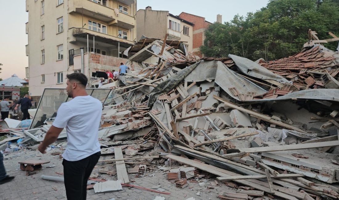 Ahmet Akın: “Sındırgı’da birçok binada yıkım var” 6.1 büyüklüğündeki depremle sarsılan Balıkesir’in Sındırgı ilçesinde çalışmalar aralıksız sürüyor.