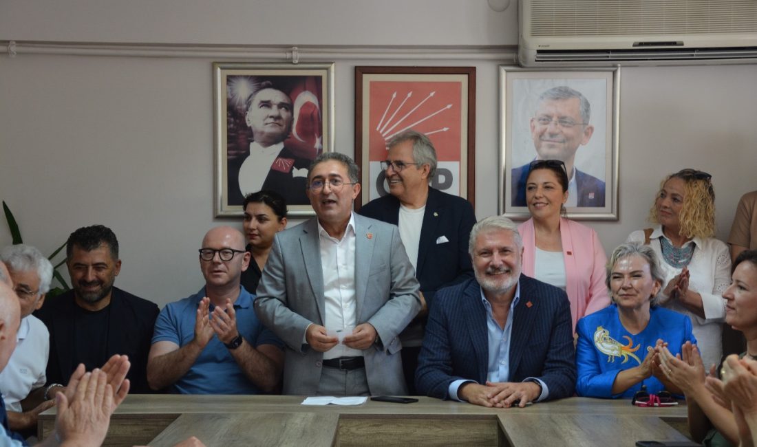 CHP heyeti Bandırma’da seçim sürecini değerlendirdi CHP Balıkesir Milletvekili Serkan Sarı, CHP İstanbul Milletvekili Nimet Özdemir,