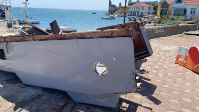 Marmara Adası açıklarında iş adamının kaybolduğu kazada parçalanan tekne, vinç