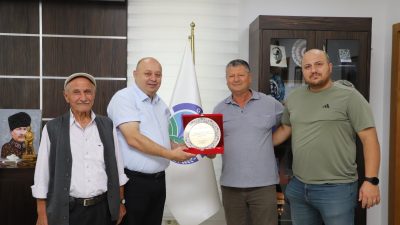 Muratlar Mahallesi vatandaşları Gönen Belediyesi’ne yaptıkları yol yenileme ve çevre