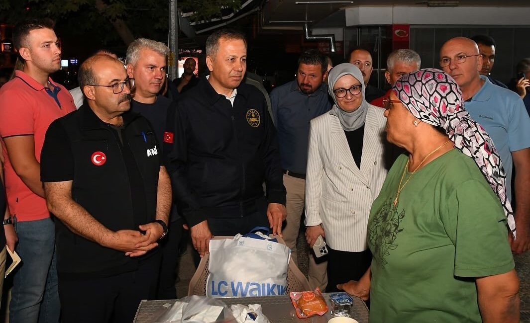 Bakan Yerlikaya ve beraberindeki heyet Sındırgı’da Sındırgı’da meydana gelen 6.2 büyüklüğündeki depremin ardından İçişleri Bakanı Ali