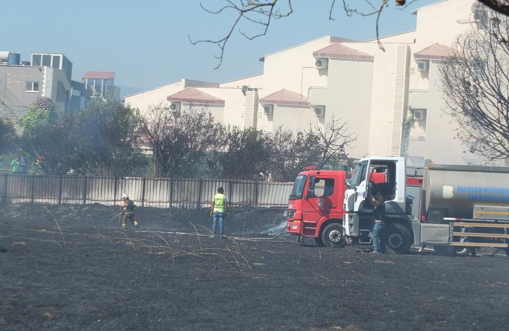 Balıkesir’de ot yangını korkuya neden olurken, bir oteli de tehdit etti Ören sahilinde çıkan ot yangını korkuya neden olurken, bir oteli