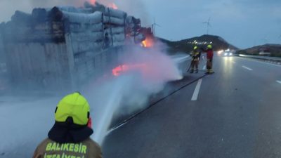 Susurluk ‘ta tomruk yüklü bir tırda çıkan yangına itfaiye ekipleri
