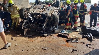 Bandırma’da takla atan otomobilin içerisinde sıkışan 2 kişiyi itfaiye ekipleri