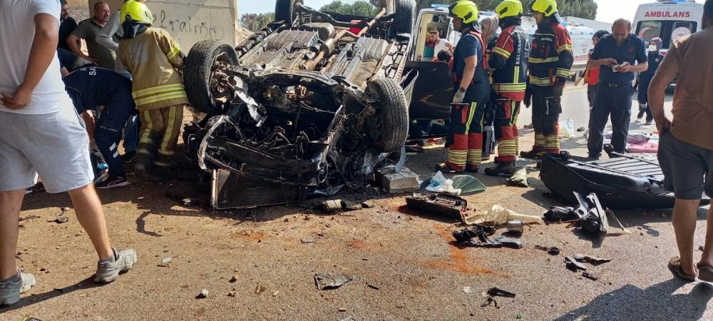 Bandırma’da takla atan otomobilin içerisinde sıkışan 2 kişiyi itfaiye ekipleri