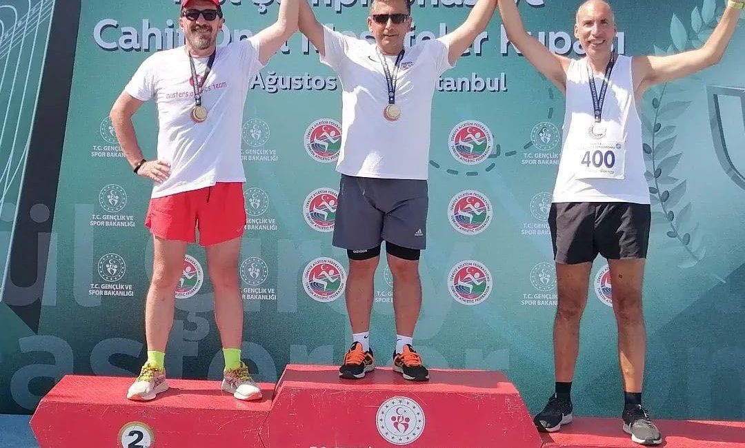 Gönenli öğretmenler Türkiye şampiyonluğuyla milli takıma seçildi İstanbul’da düzenlenen Masterler Atletizm Türkiye Şampiyonası’na katılan Gönenli öğretmenler Kudret
