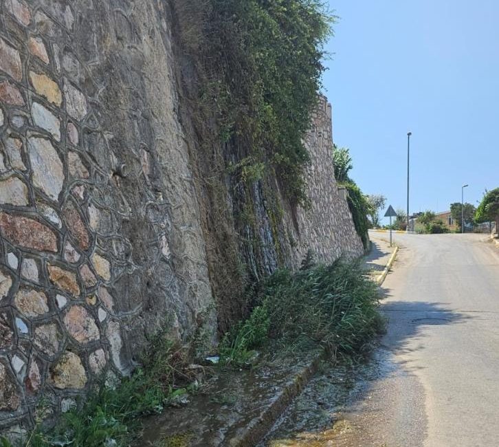 Bandırma’da boşa akan su tepki çekiyor Bandırma’da son haftalarda artan sıcaklıklar ve beklenen yağışların gelmemesi, bölgede