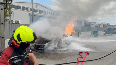 Sanayi Sitesi’ndei bir araçta çıkan yangın, itfaiye ekiplerinin hızlı müdahalesiyle