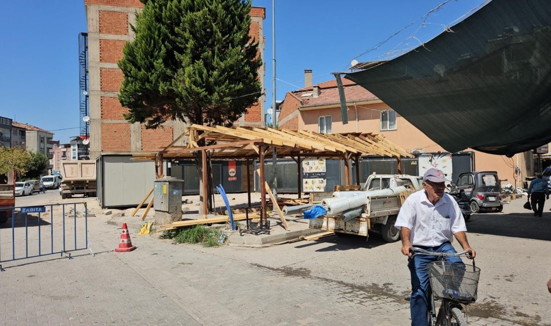 Sındırgı’da depremzede esnaflar için konteyner çarşı kuruluyor Sındırgı ilçesinde depremde iş yerleri hasar gören ve yıkılan esnaflar
