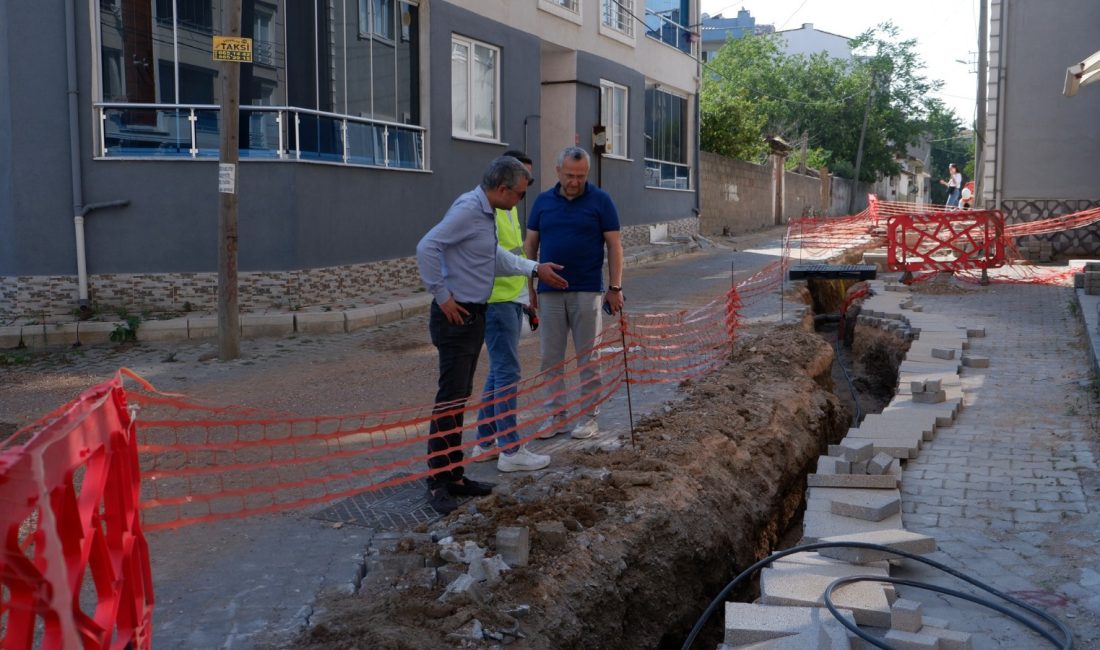 Susurluk Nuribey Caddesi’nde elektrik hatları yenileniyor Susurluk Belediyesi, eskiyen elektrik hatları nedeniyle yaşanan sorunları çözmek için