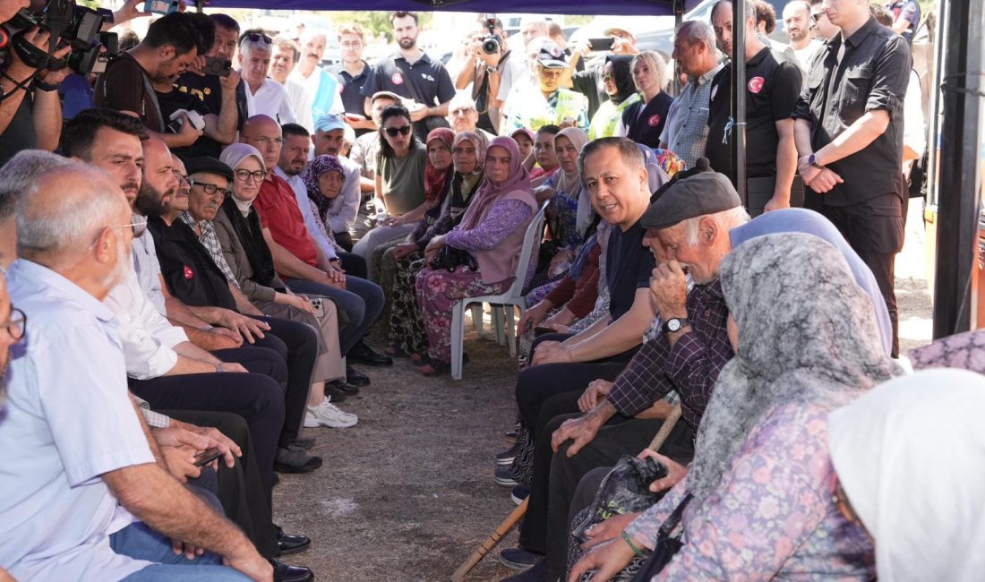 Bakan Yerlikaya Sındırgı’da vatandaşların taleplerini dinledi İçişleri Bakanı Ali Yerlikaya, Balıkesir’in Sındırgı ilçesinde depremden etkilenen köyleri