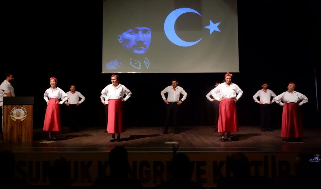 Susurluk’ta duygu dolu Zafer Bayramı kutlamaları 30 Ağustos Zafer Bayramı kapsamında düzenlenen programda protokol üyeleri, sahne