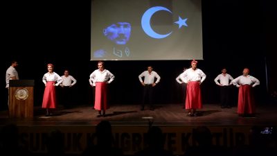 30 Ağustos Zafer Bayramı kapsamında düzenlenen programda protokol üyeleri, sahne