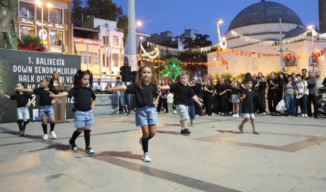 30 Ağustos Zafer Bayramı kapsamında Cumhuriyet Meydanı’nda dans gösterileri düzenleyen