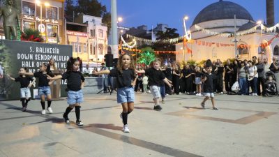 30 Ağustos Zafer Bayramı kapsamında Cumhuriyet Meydanı’nda dans gösterileri düzenleyen