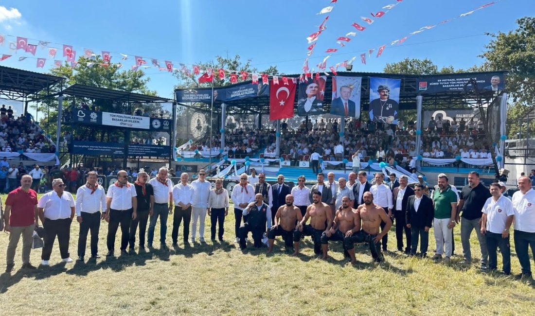 Bandırma Belediye Başkanı Dursun Mirza, Karesi’de düzenlenen Kurtdereli Mehmet Pehlivan