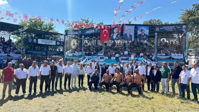Bandırma Belediye Başkanı Dursun Mirza, Karesi’de düzenlenen Kurtdereli Mehmet Pehlivan
