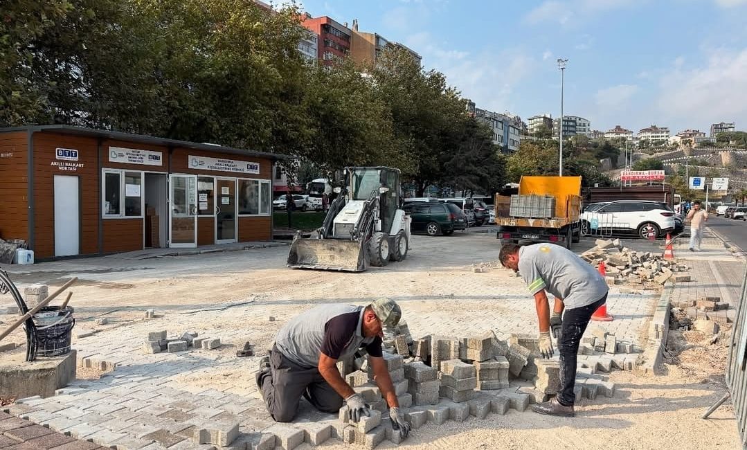 Bandırma’da Büyükşehir ulaşım alanı yenilendi Bandırma–Sabiha Gökçen hattının kalkış noktası olan BTT Danışma Merkezi önü