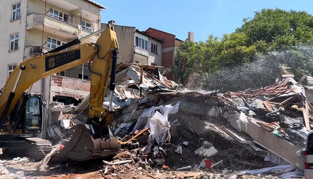 Balıkesir’in Sındırgı ilçesinde dün meydana gelen 6.1 büyüklüğündeki depremde yıkılan