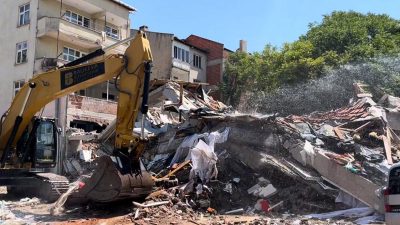 Balıkesir’in Sındırgı ilçesinde dün meydana gelen 6.1 büyüklüğündeki depremde yıkılan