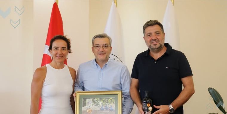 Edincik Su Zeytinyağı Uluslararası Altın Madalya kazandı Edincik’in geleneksel su tipi zeytinlerinden elde edilen Zivane Natural Sızma