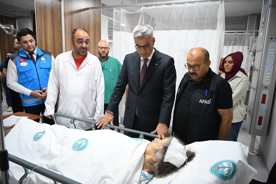 Bakan Memişoğlu ve Vali Ustaoğlu’ndan deprem yaralılarına ziyaret Sağlık Bakanı Kemal Memişoğlu ve Vali İsmail Ustaoğlu, Balıkesir’de tedavi